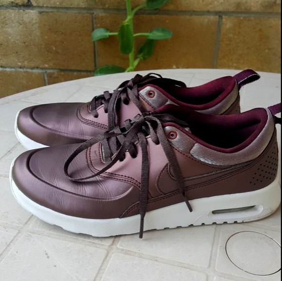 Nike Shoes - Nike air max thea